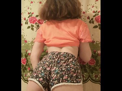 ❤️ Sexy junges Babe zieht ihre Shorts vor der Kamera aus ❌ Hard porn bei uns ﹏