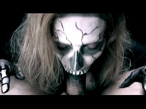 ❤️ Dämonenmädchen lutscht Schwanz mit ihrem schwarzen Mund und schluckt Sperma. ❌ Hard porn bei uns ﹏